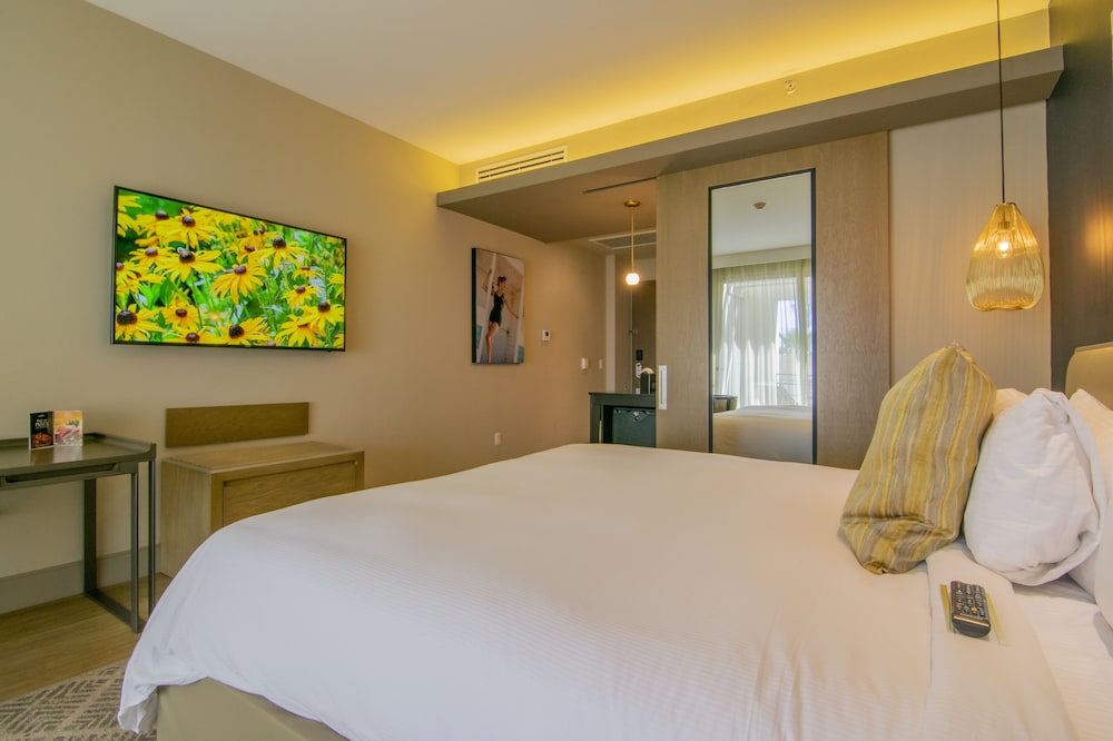 Deluxe Plus Ocean View 1 King Bed photo 2