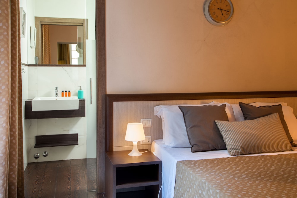 Basic Double Room photo 3
