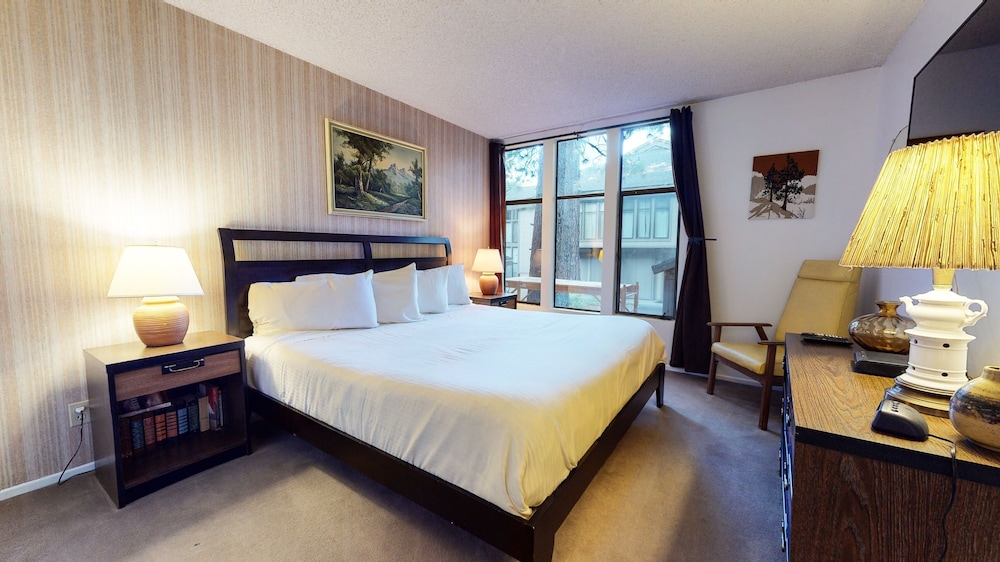 Condo, 2 Bedrooms photo 3