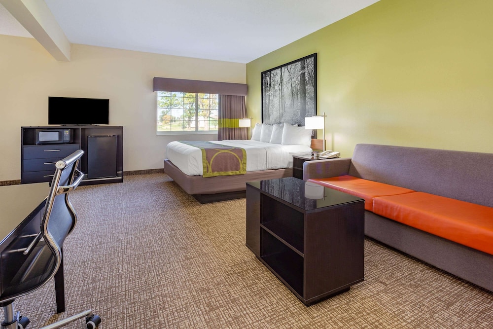 Suite, 1 King Bed, Non Smoking, Hot Tub - Photo 6
