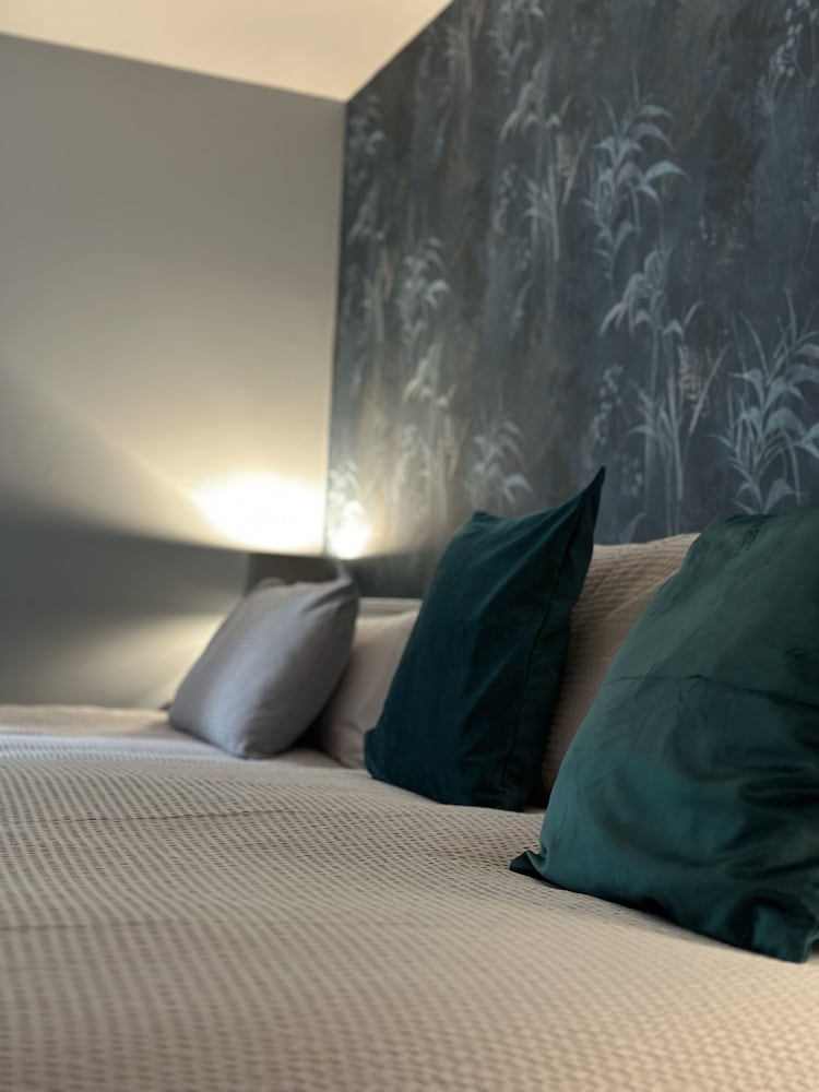 Suite, Ensuite (2 A & 1 C - No Pet)