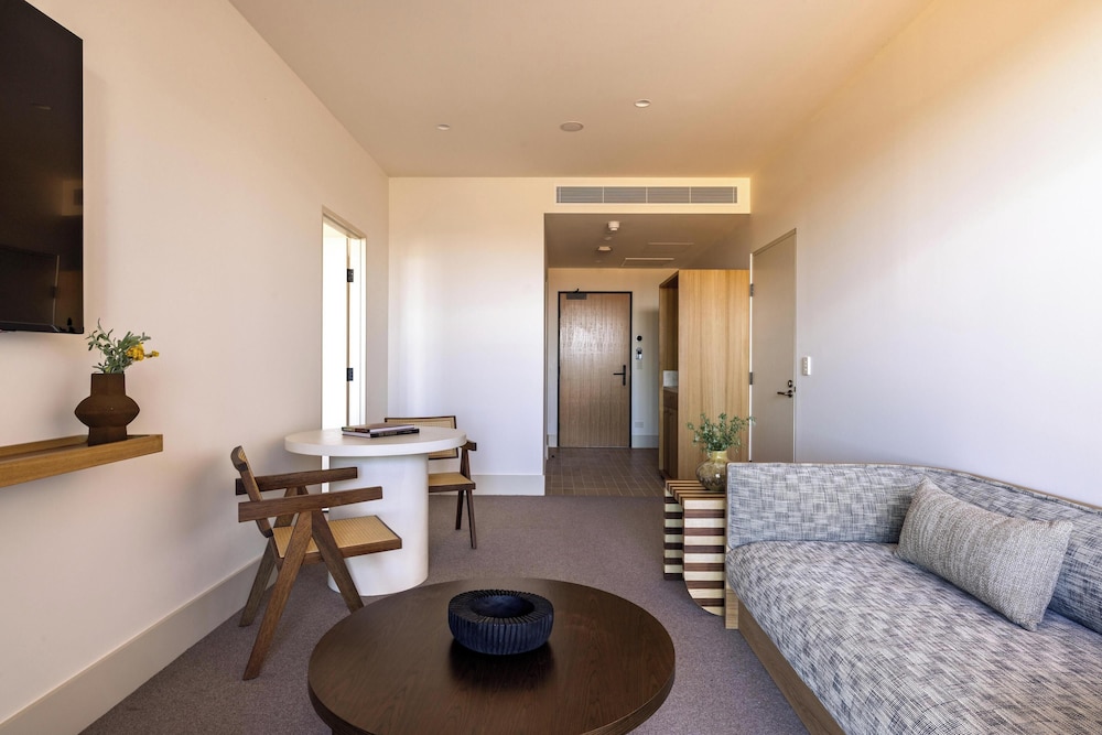 Premium Suite, 1 King Bed, Park View photo 3