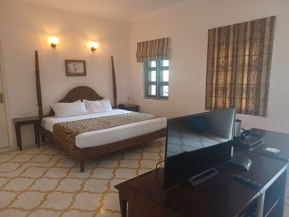 Pool side suite - Photo 17