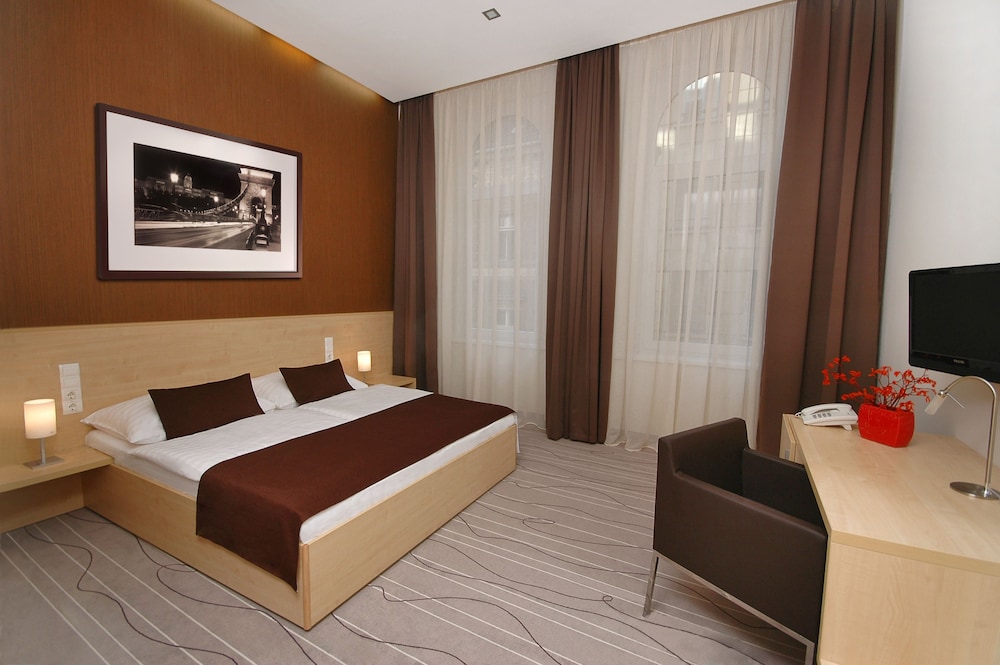 Standard Double or Twin Room - Photo 7