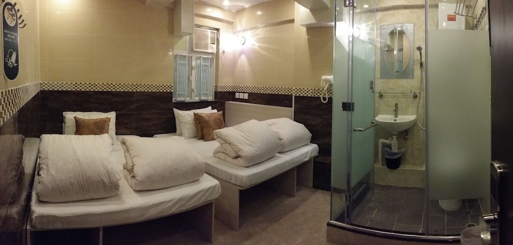 Standard Quadruple Room, No Windows photo 2