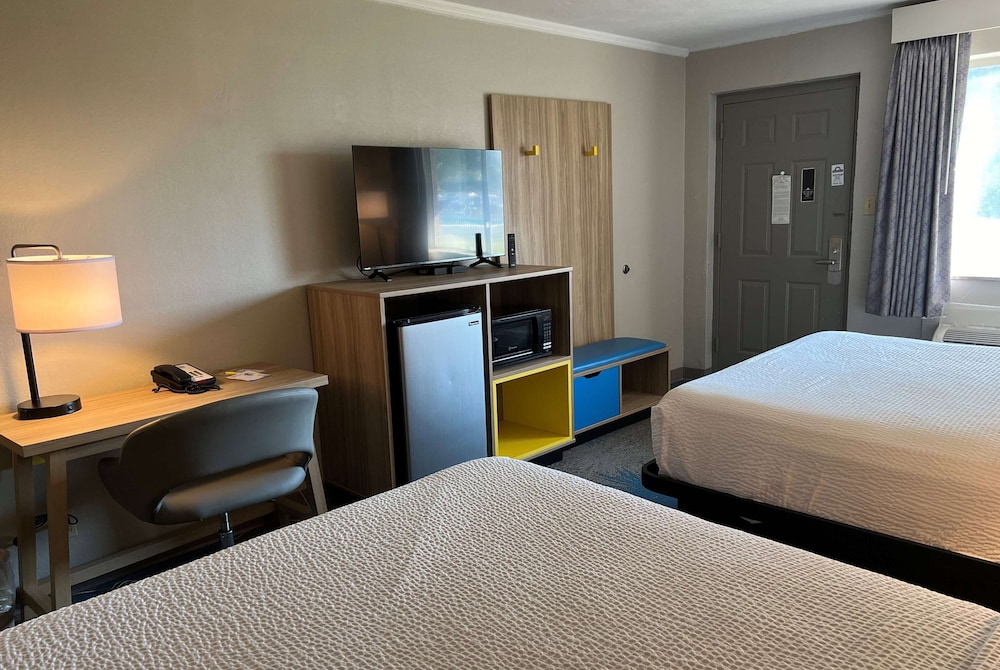 Room, 2 Queen Beds, Smoking - Photo 3