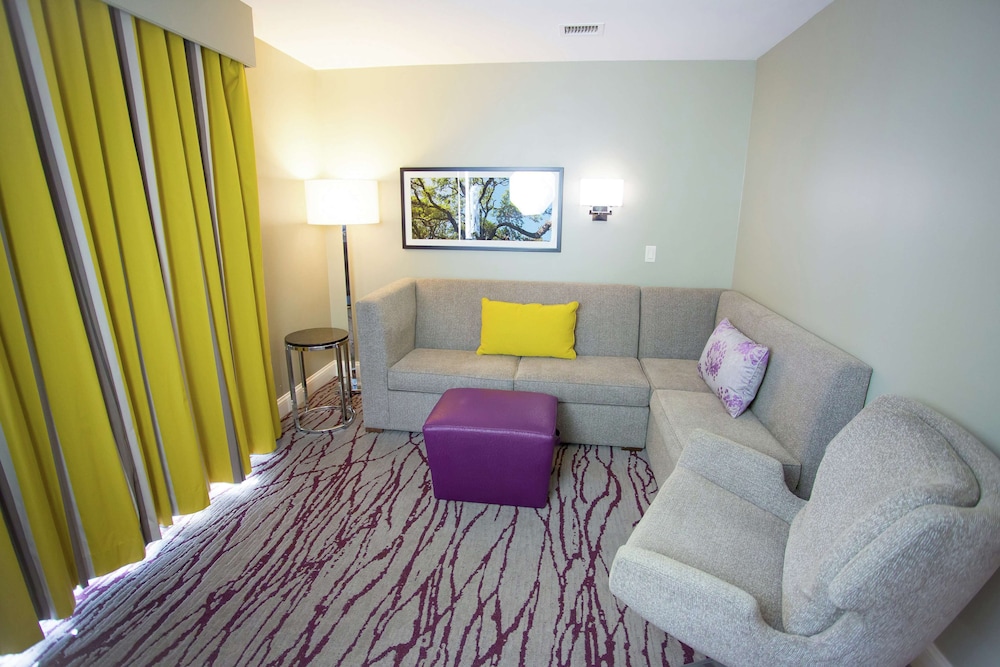 Junior Suite, 1 King Bed, Accessible, Balcony (Mobility, Hearing, Bathtub) - Photo 4