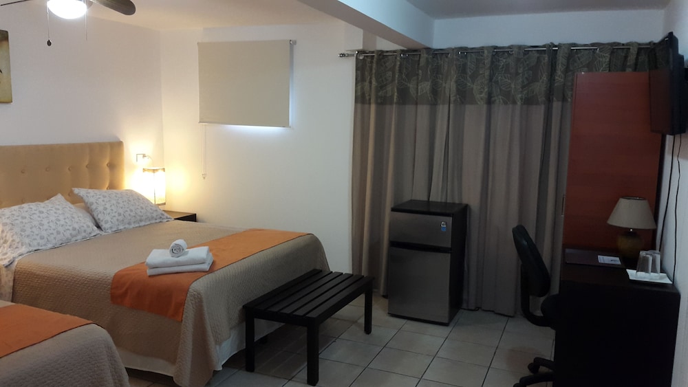 Standard Quadruple Room, 2 Queen Beds photo 1