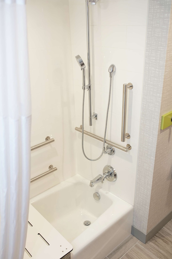 Room, 2 Queen Beds, Accessible, Bathtub - Photo 4