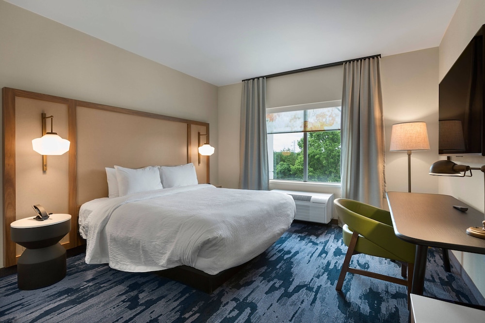 Room, 1 King Bed (Mobility Accessible, Roll-in Shower) - Photo 2