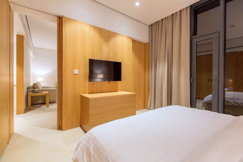 Standard Suite, 1 King Bed photo 2