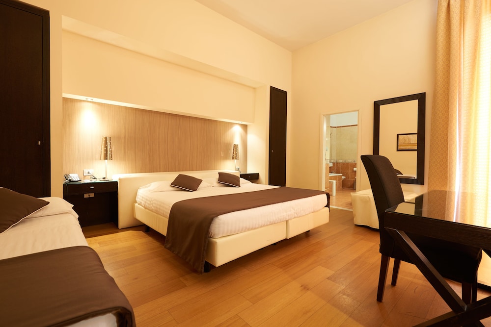 Quadruple Room thumbnail 5