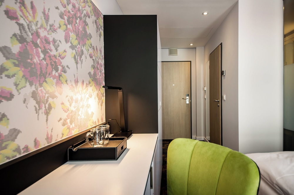 Business double room city side thumbnail 5
