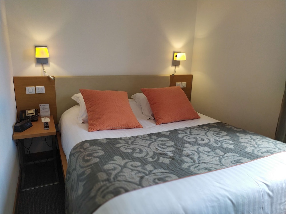 Suite, 1 Queen Bed with Sofa bed photo 1