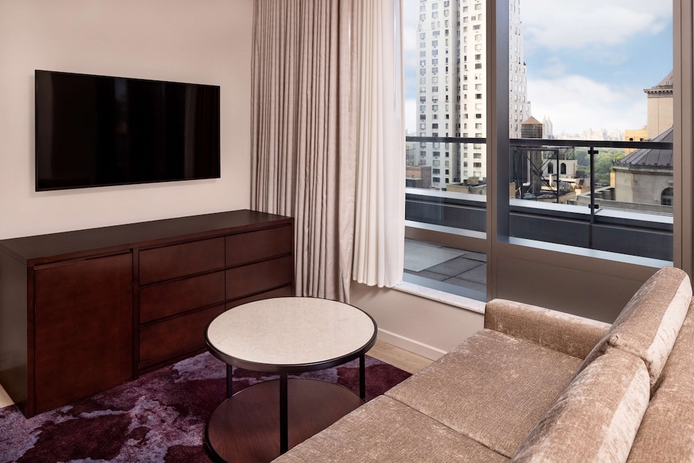 Premier Studio, 1 King Bed, Accessible (Hearing) thumbnail 5