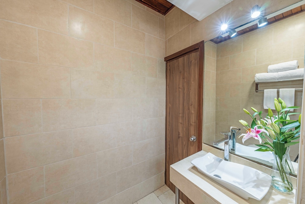 2 Double Beds, Premium Room, Balcony - Photo 3