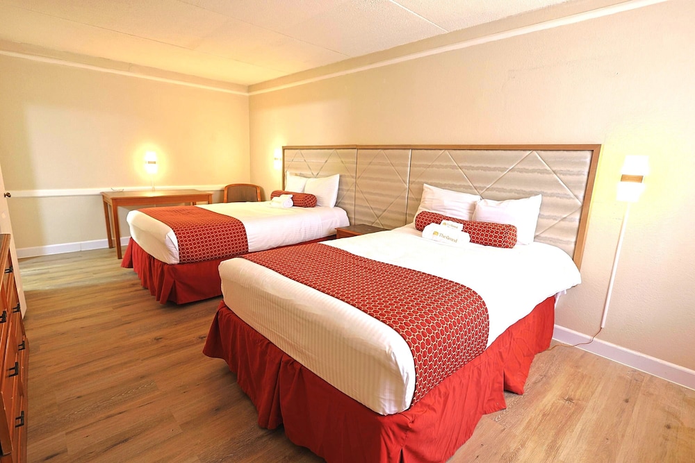 Room, 2 Queen Beds, Smoking photo 2