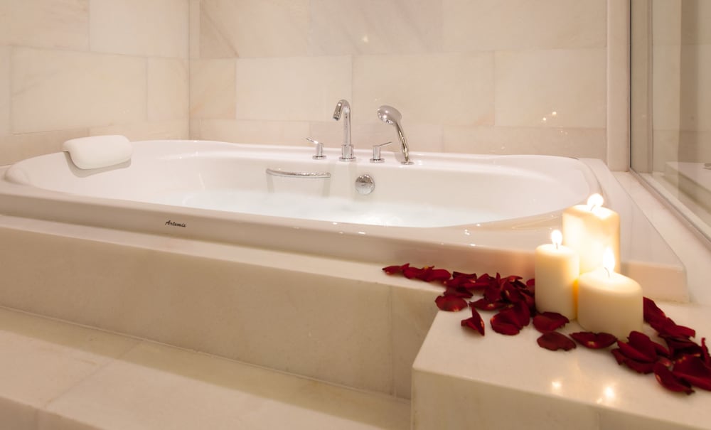 Superior Double Room with Jacuzzi and Balcony thumbnail 6