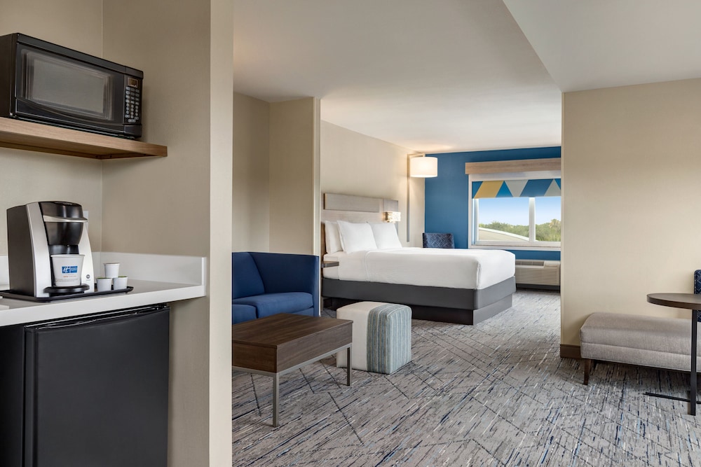 Suite, 1 King Bed with Sofa bed (Extra Floor Space) - Photo 2