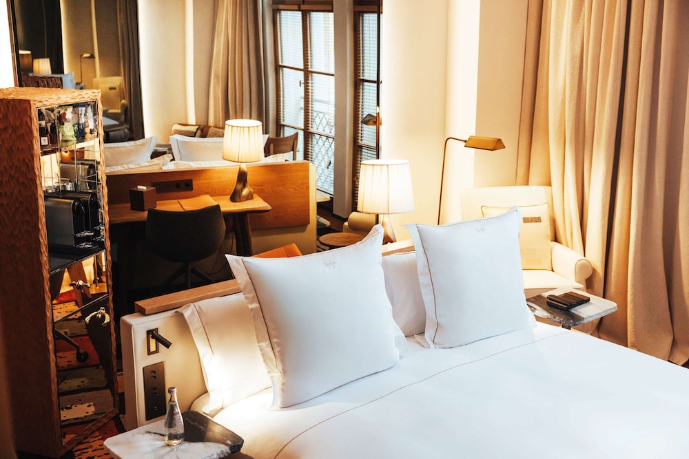 Junior Suite, 1 King Bed, Air conditioning photo 3