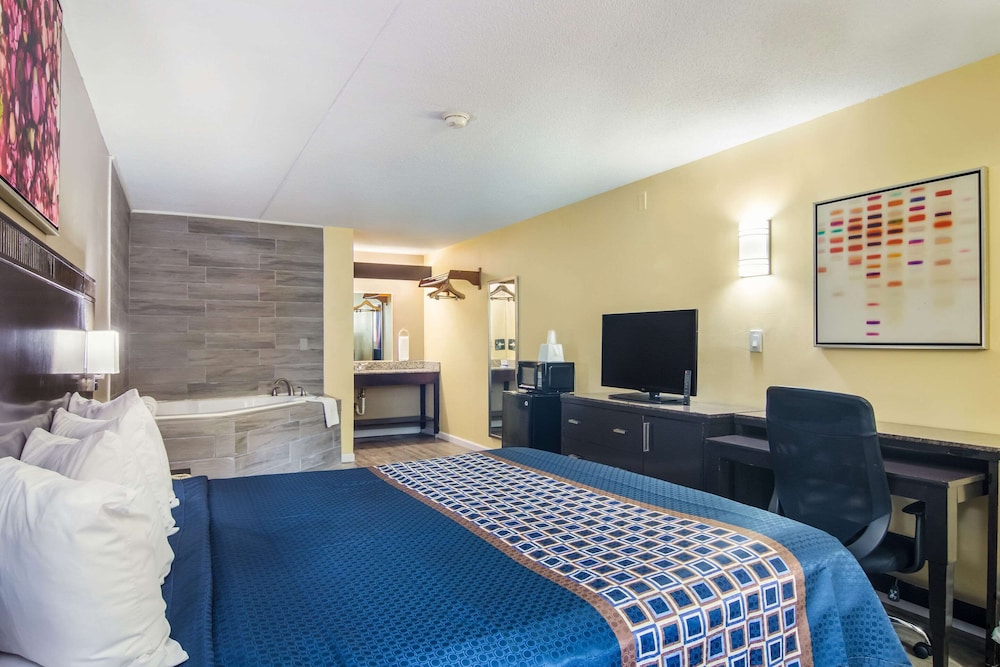 Suite, 1 King Bed, Smoking - Photo 2
