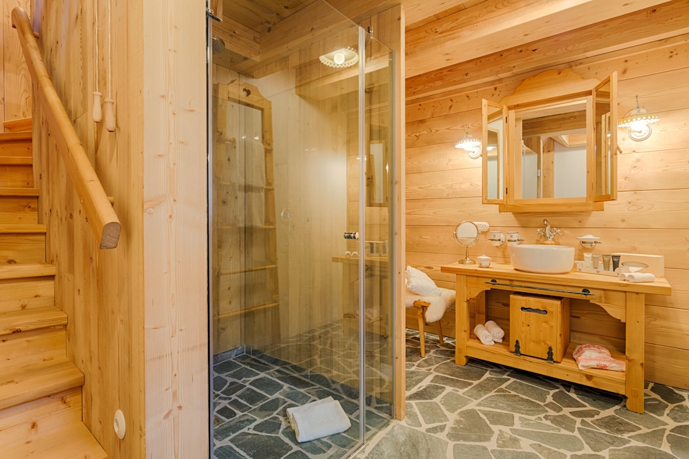 Romantic Chalet, 1 Queen Bed, Balcony, Mountain View (Troadkasten) photo 2