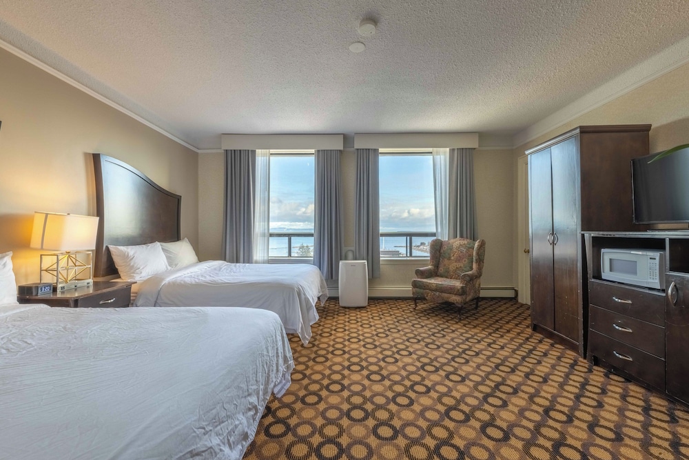 Single Room, 2 Queen Beds, Lake View photo 1
