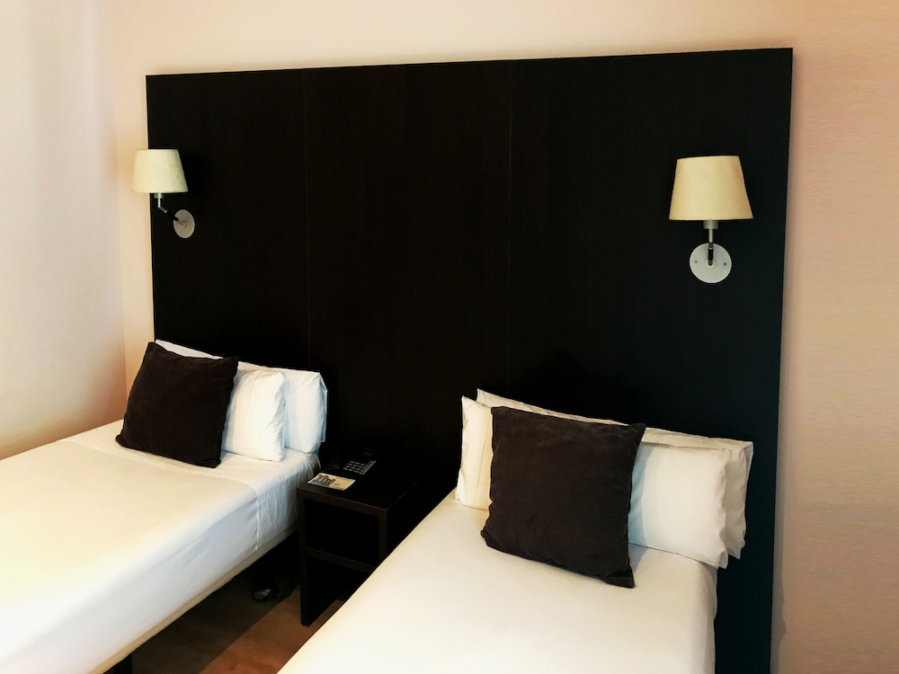 Economy Basic Twin Room (1 or 2 pax) photo 3
