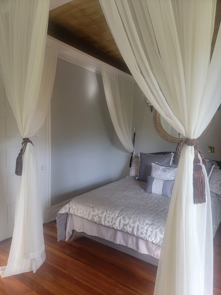 Burgundy Plum Room with shared bath photo 2