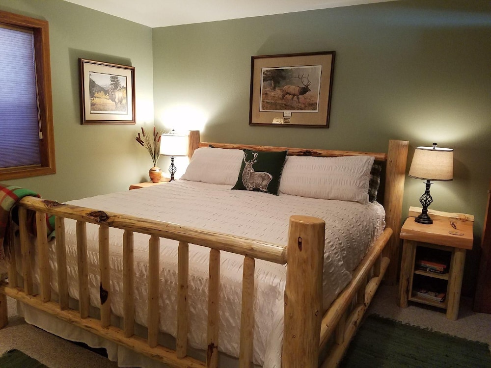 Deluxe Room, 1 King Bed photo 3