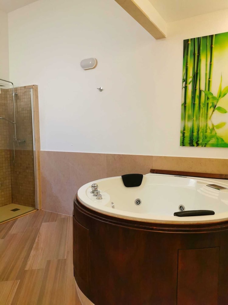 Comfort Room, 1 Bedroom, Ensuite photo 1