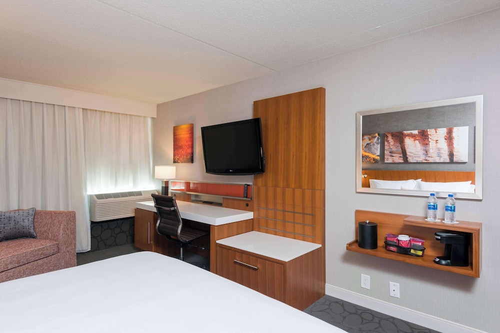 Room, 1 King Bed - Photo 3