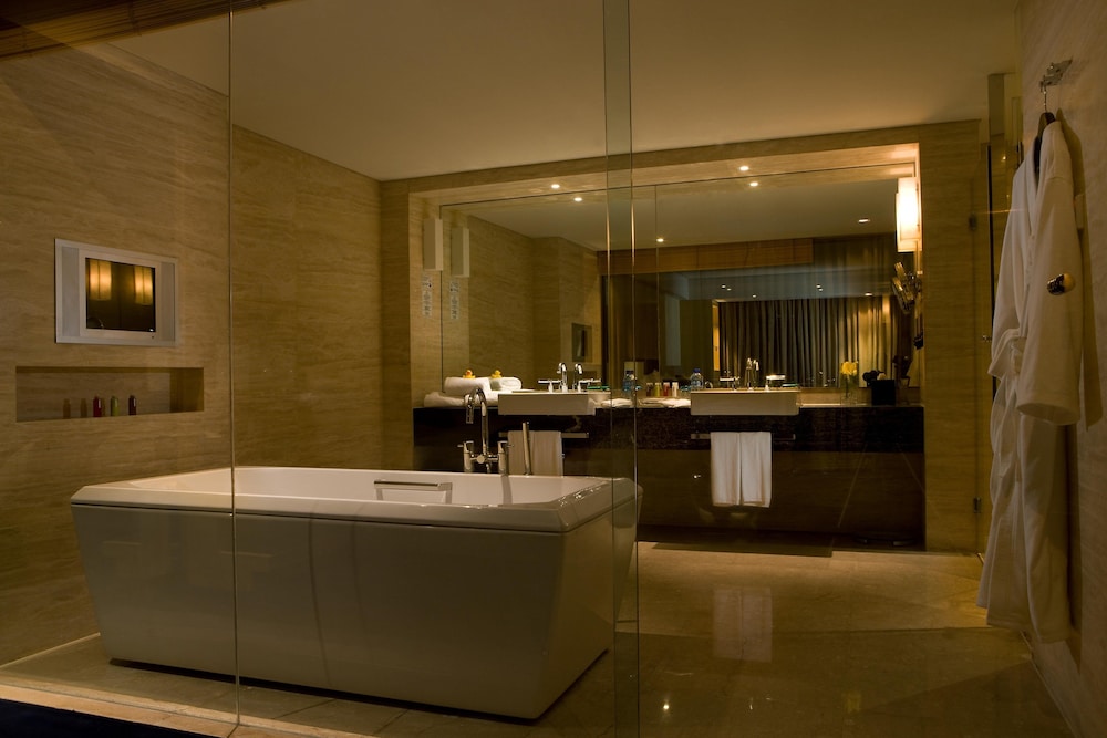 Junior Suite, 1 King Bed, Club Lounge Access - Photo 9