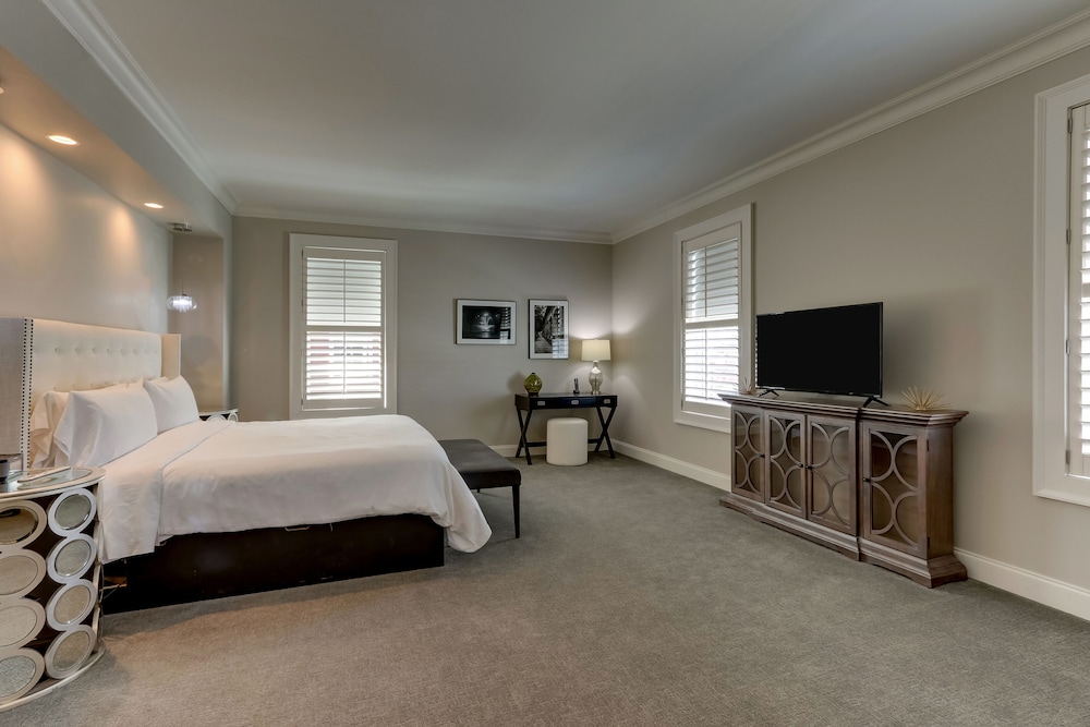 Regal mid-King Suite