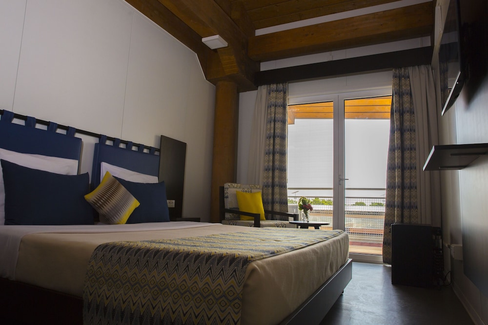 Executive Room, 1 King Bed, Non Smoking, Pool View photo 1