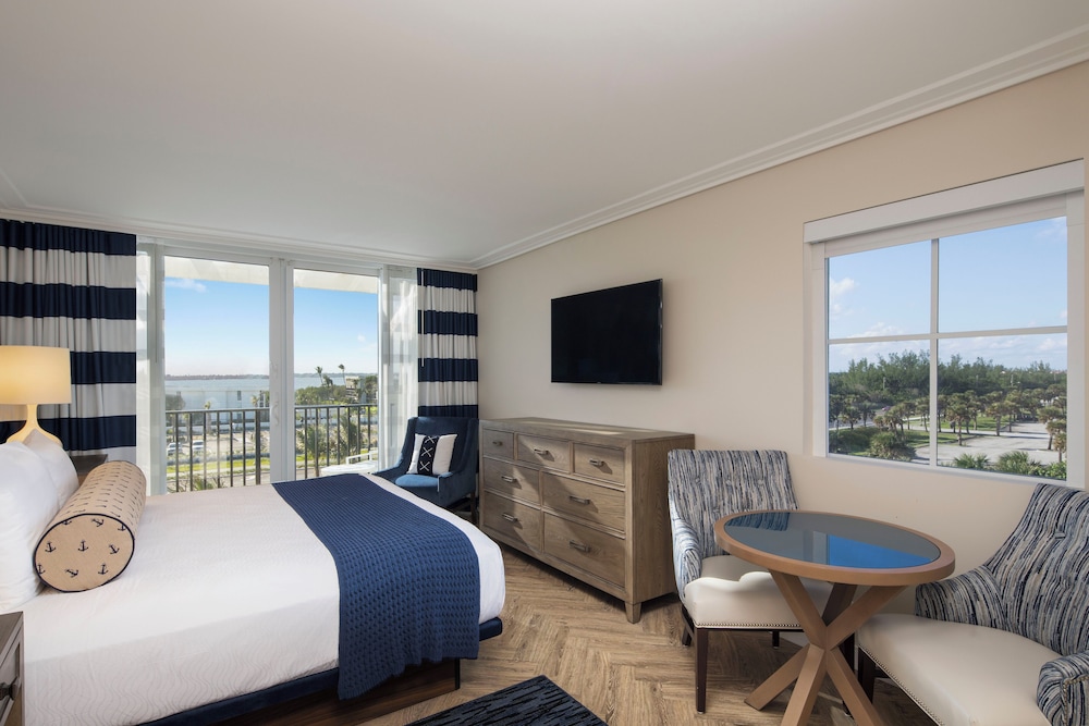 Suite, 1 King Bed with Sofa bed, Kitchenette, Oceanfront photo 1