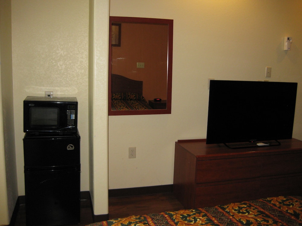 Deluxe Room, 1 King Bed photo 3