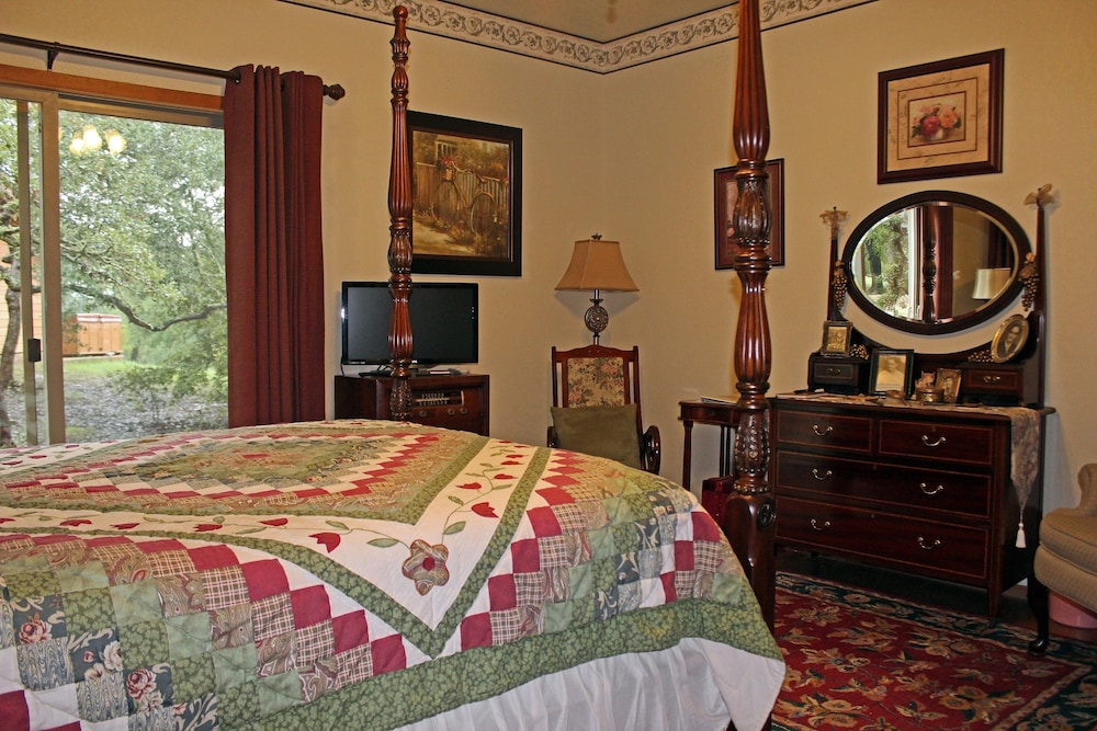 Signature Room, 1 Queen Bed, Patio, Corner (Ffiona) photo 2