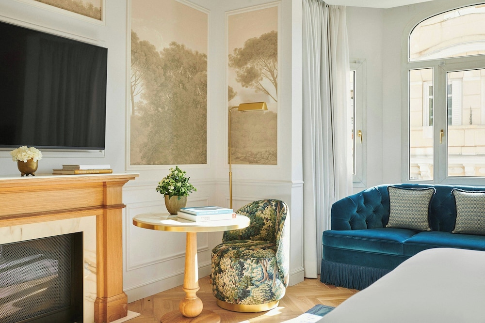 Room, 1 King Bed thumbnail 5