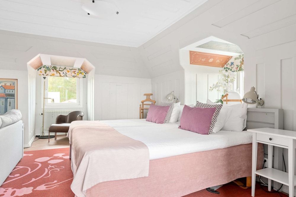 Suite, 2 Twin Beds, Jetted Tub, Sea View (with Sofabed) - Photo 7