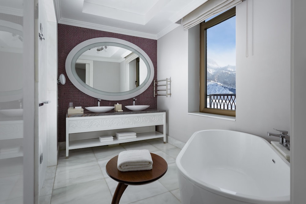 Junior Suite, 1 King Bed, Smoking, Mountain View (Urban, Larger, Sofa Bed) photo 2