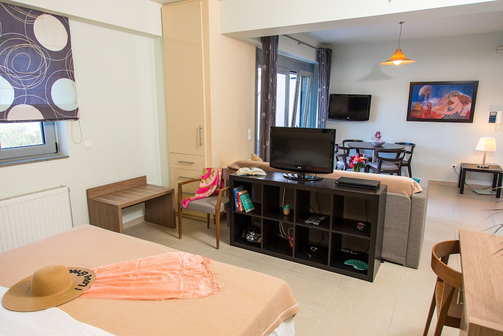 Premium Studio Suite, Pool Access, Sea View (S5)
