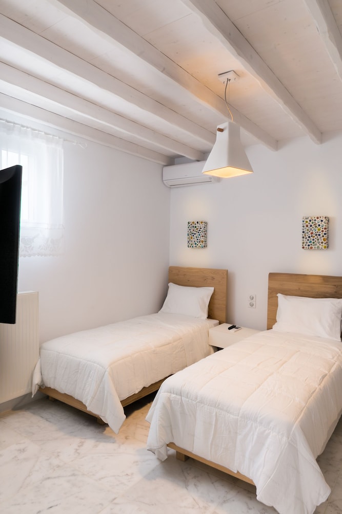 Romantic Villa, 2 Bedrooms, Kitchen, Poolside photo 2