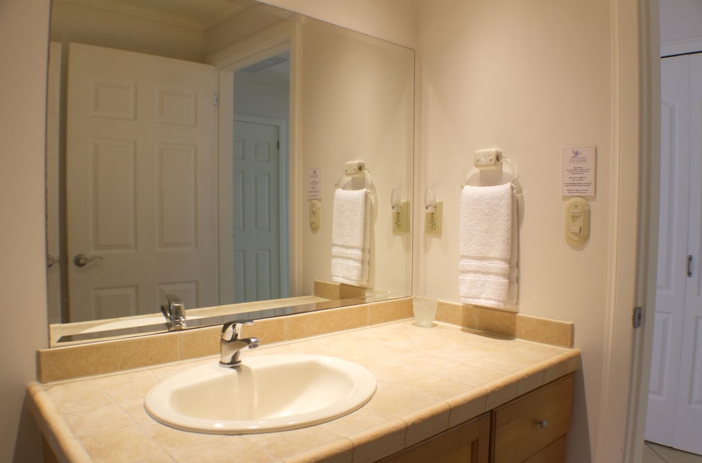 Luxury Condo, 3 Bedrooms, Concierge Service, Beachside photo 2