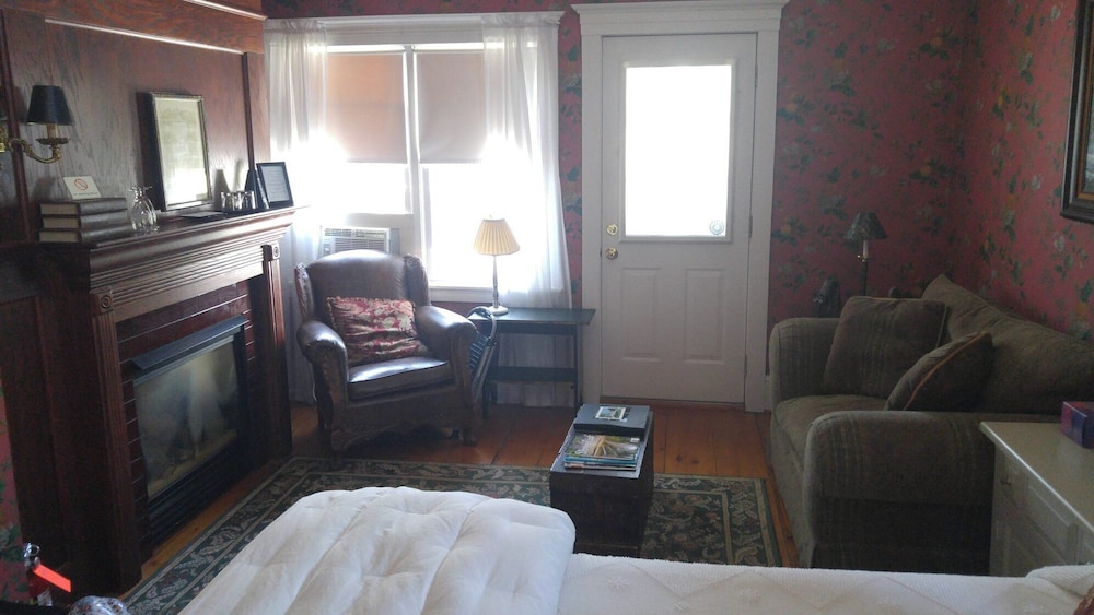 Room, 1 Queen Bed, Fireplace, Ocean View photo 2