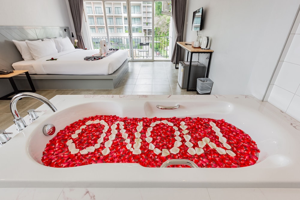 Deluxe Room, Bathtub - Photo 29