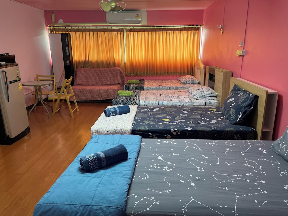 4 Single Beds Room photo 1