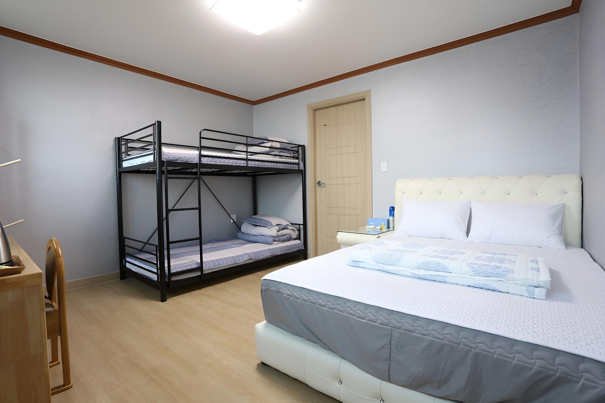 Room (Family room) - Photo 2