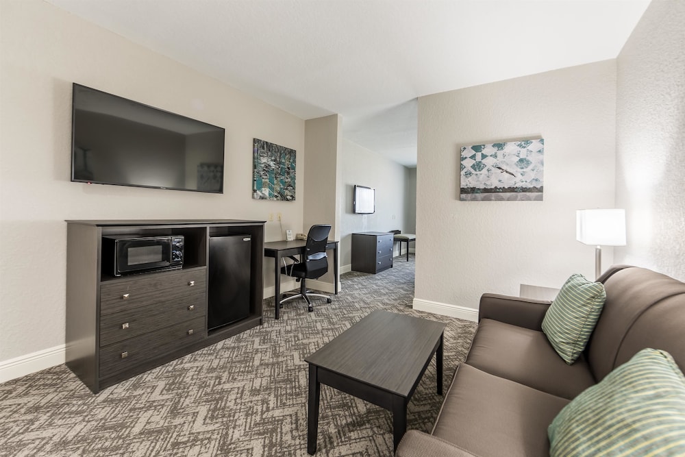 Standard Suite, 2 Queen Beds, Non Smoking, Refrigerator & Microwave (Shower Only;with Sofabed) - Photo 2