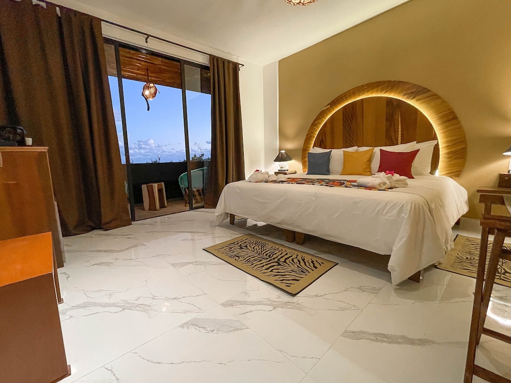 Luxury Room, Partial Ocean View